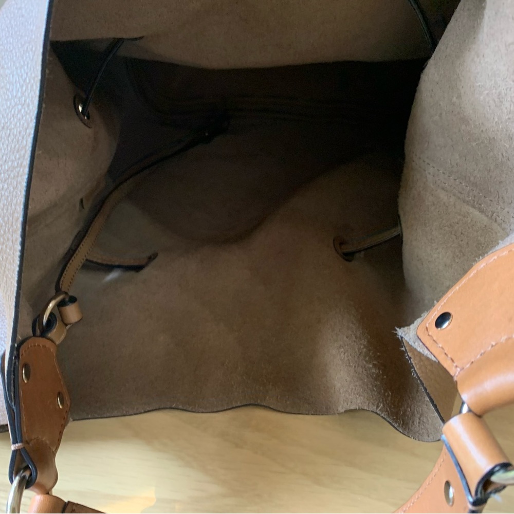 Burberry Ashby caramel hobo bag + pouch. Great for everyday and work. - Picture 5 of 13